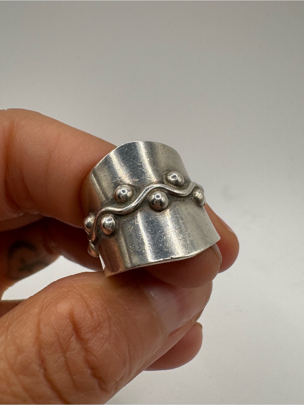 Vintage Sterling Silver Wavy Bead Wide Band Ring Size 8 - Picture 3 of 12